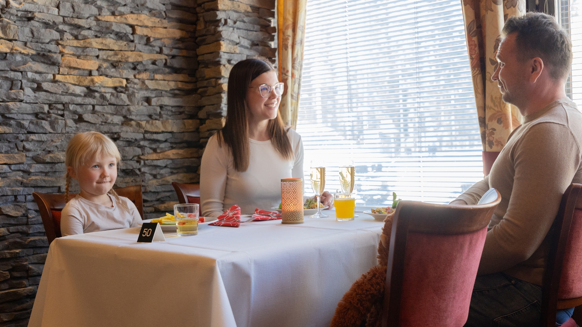 Äitienpäivälounas Rauhalahdessa